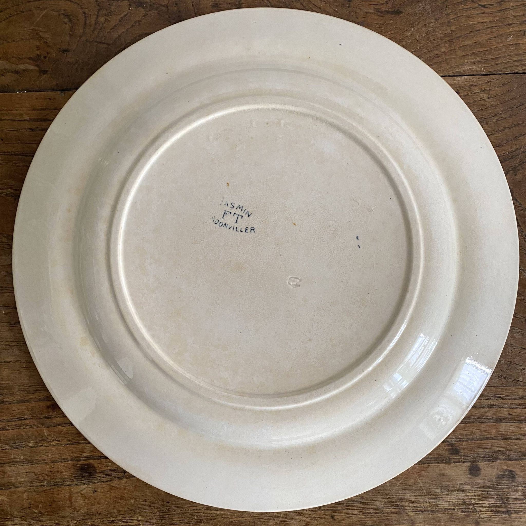 Plat rond terre de fer Badonviller "Jasmin" papillon