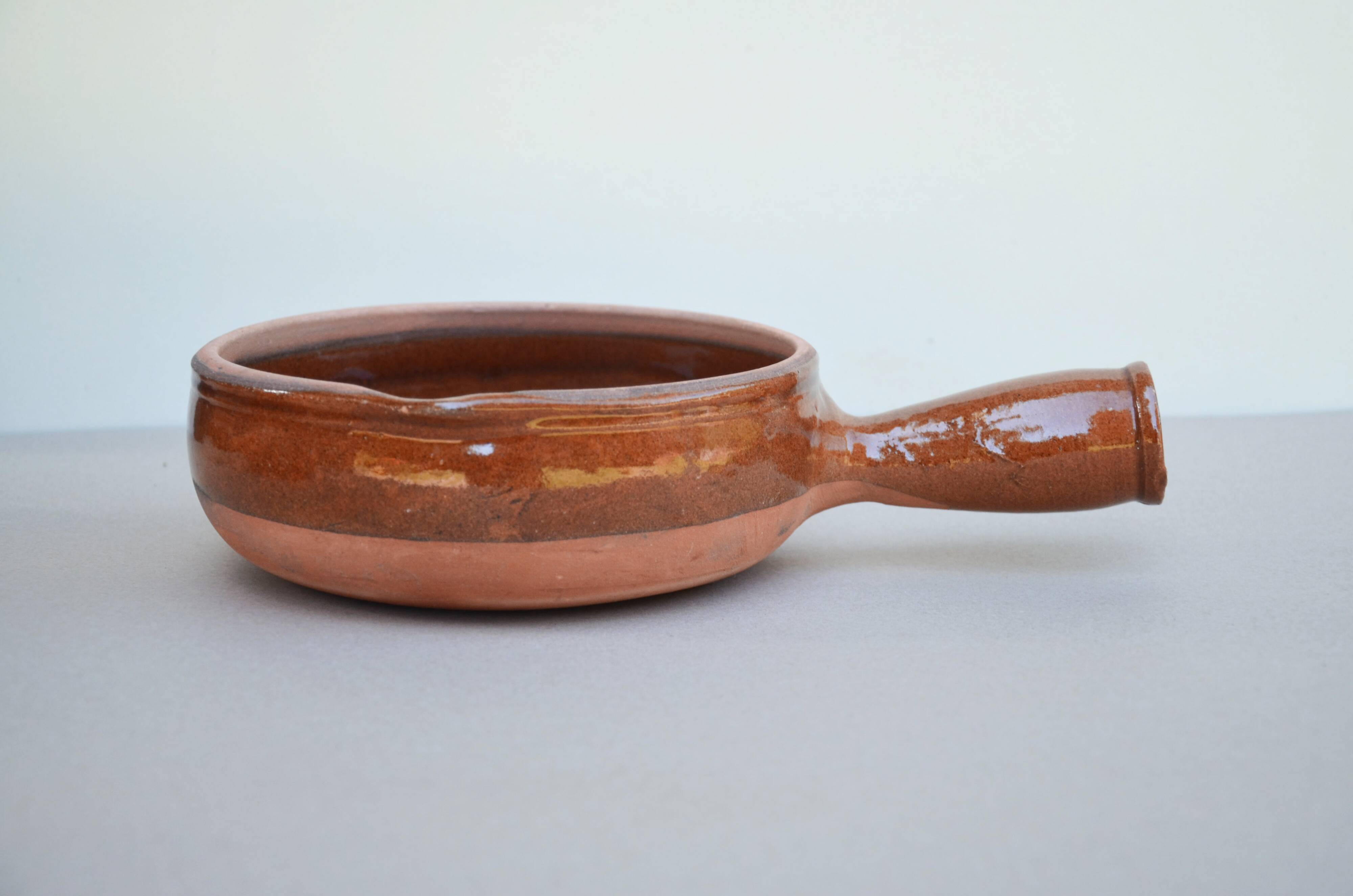 Flat glazed earthenware fondue pot