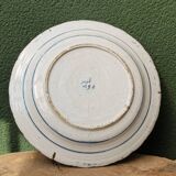 Plat en faïence de Delft, signé la griffe de porcelaine
