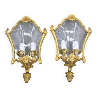 Pair of Louis XV style wall lights in bronze & curved glass