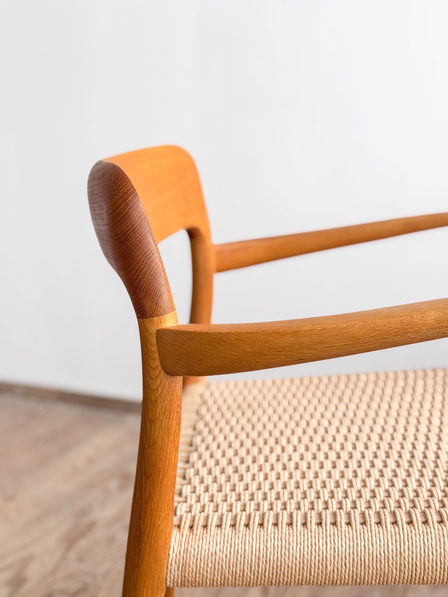 Paire de chaises de salle à manger modèle 56 par Niels O. Møller en chêne