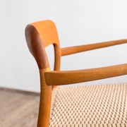 Paire de chaises de salle à manger modèle 56 par Niels O. Møller en chêne