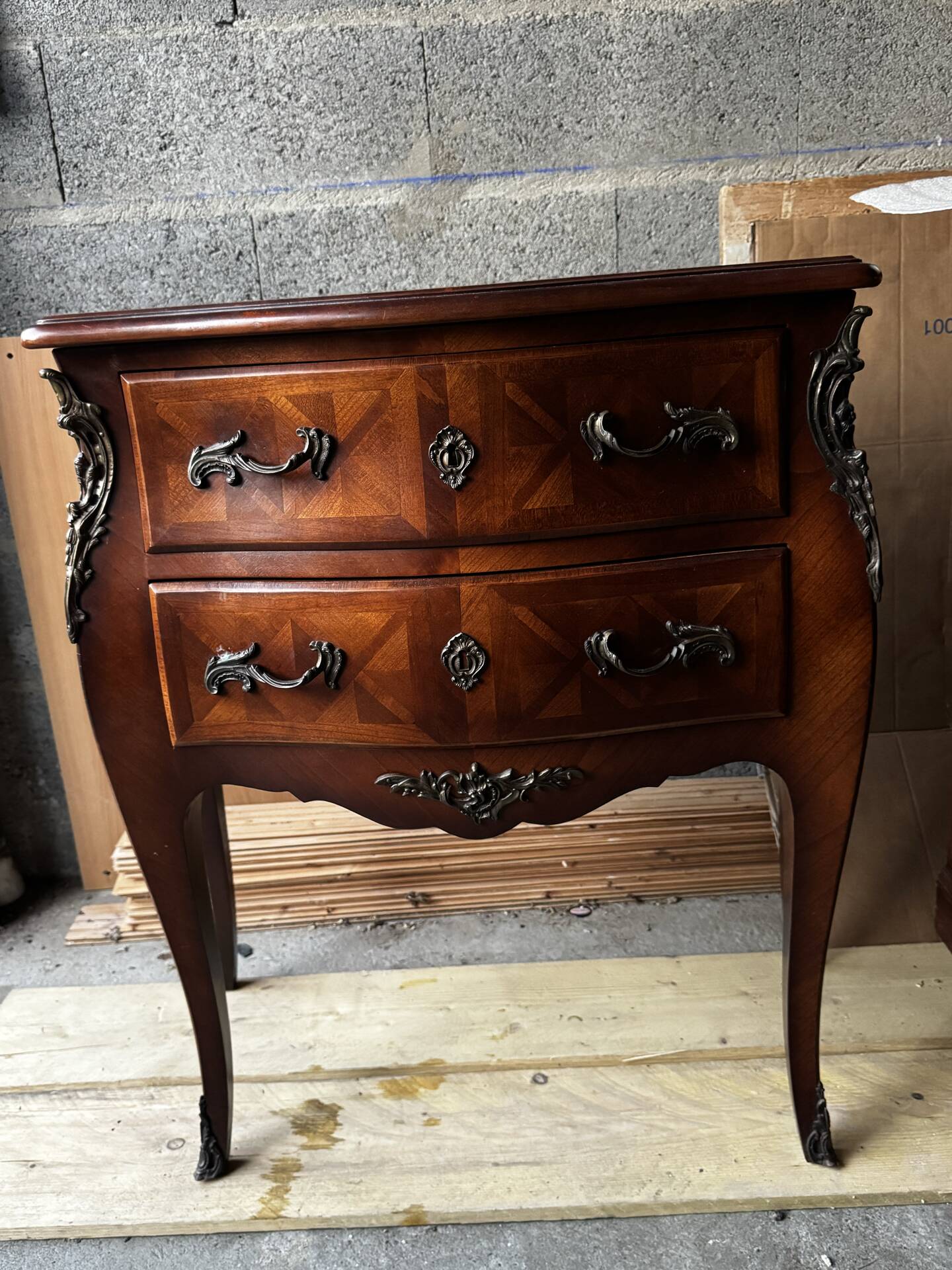 Commode galbée