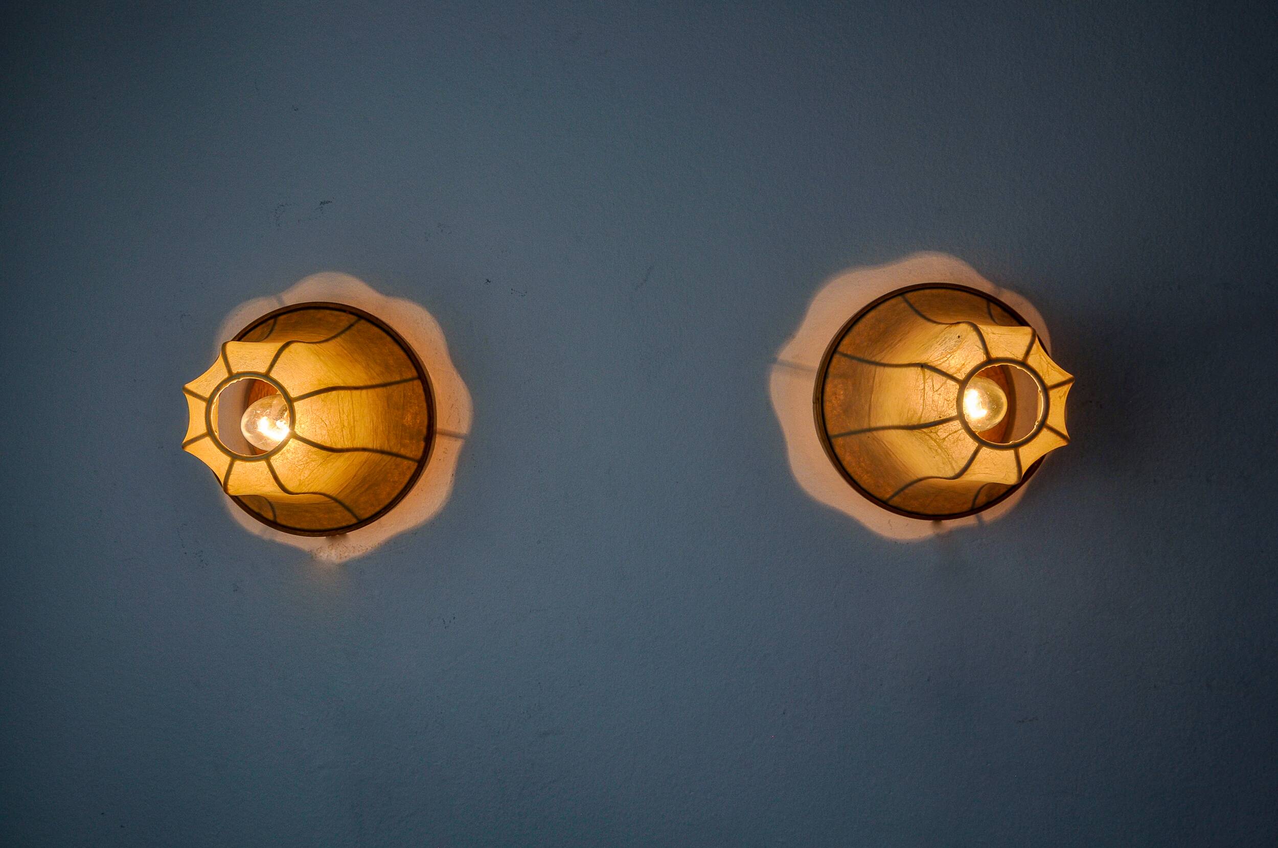 Pair of "cocoon" wall lights, pear shape, resin and pine, Italy, 1970