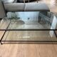 Table basse en verre et métal