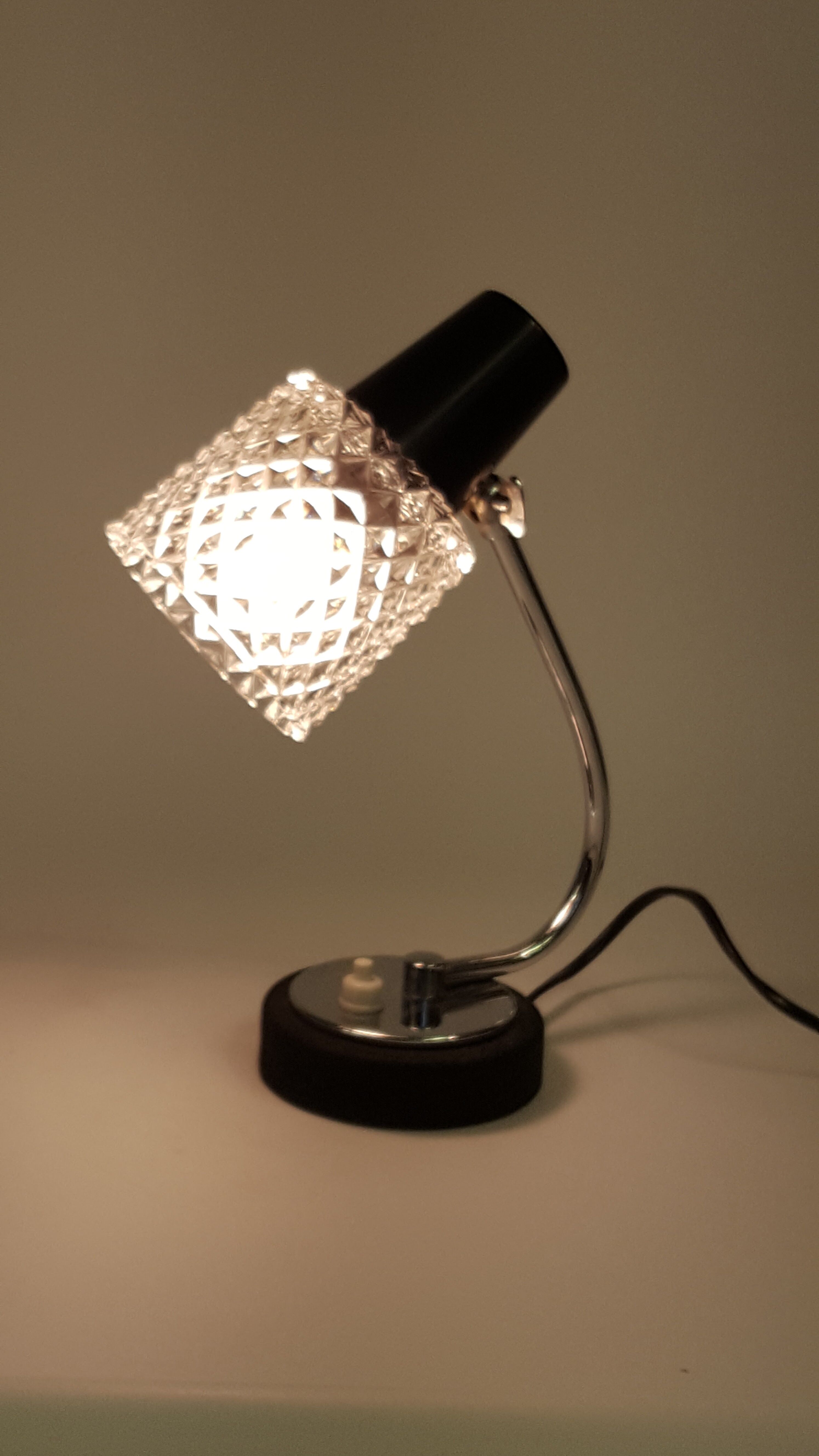 Lampe de secretaire des années 50 60 en chrome laque noire et verre moulė motif diaman