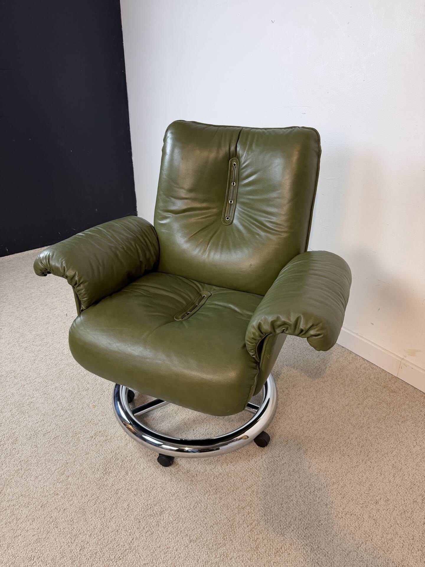 Italian executive armchair attributed to Guido Faleschini for i4 Mari.