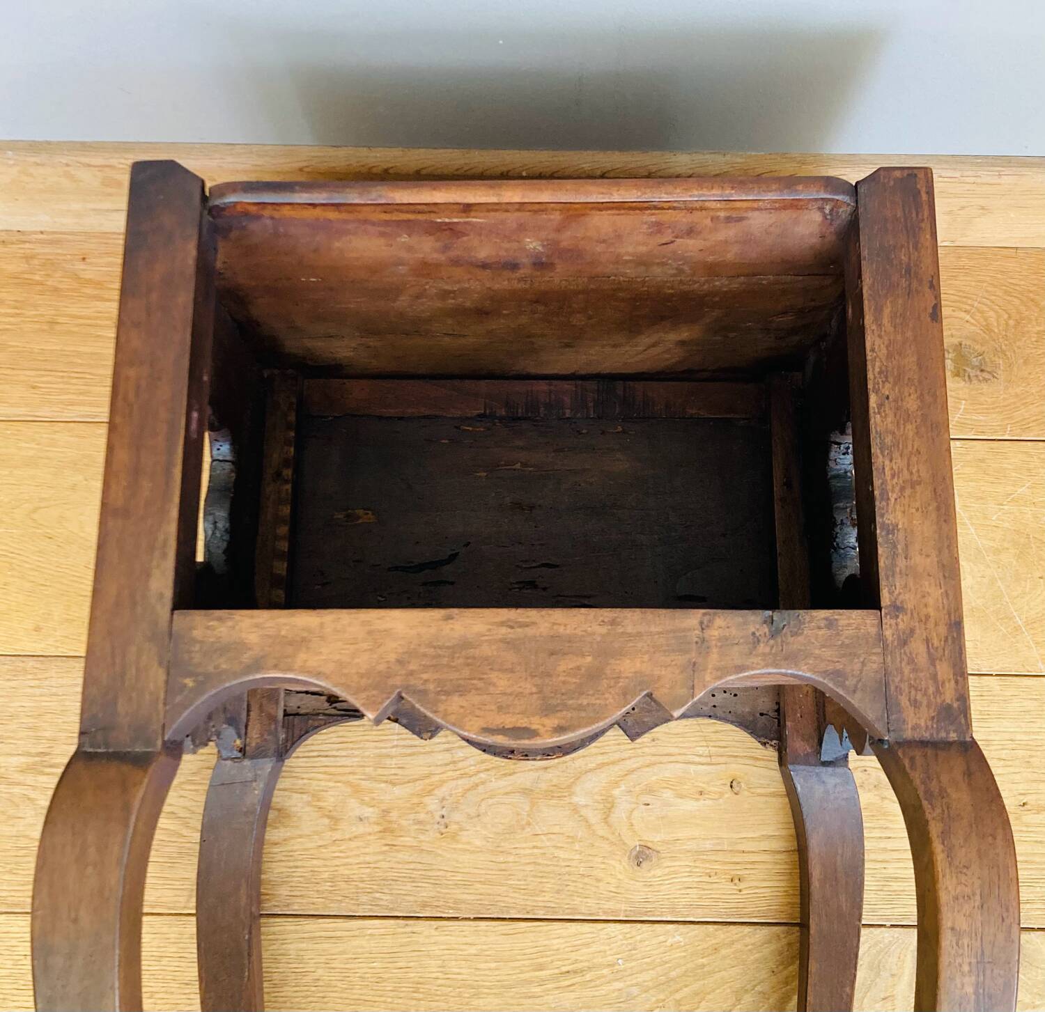 Louis XV bedside table or snack table, 18th century, quadrilobed side openings