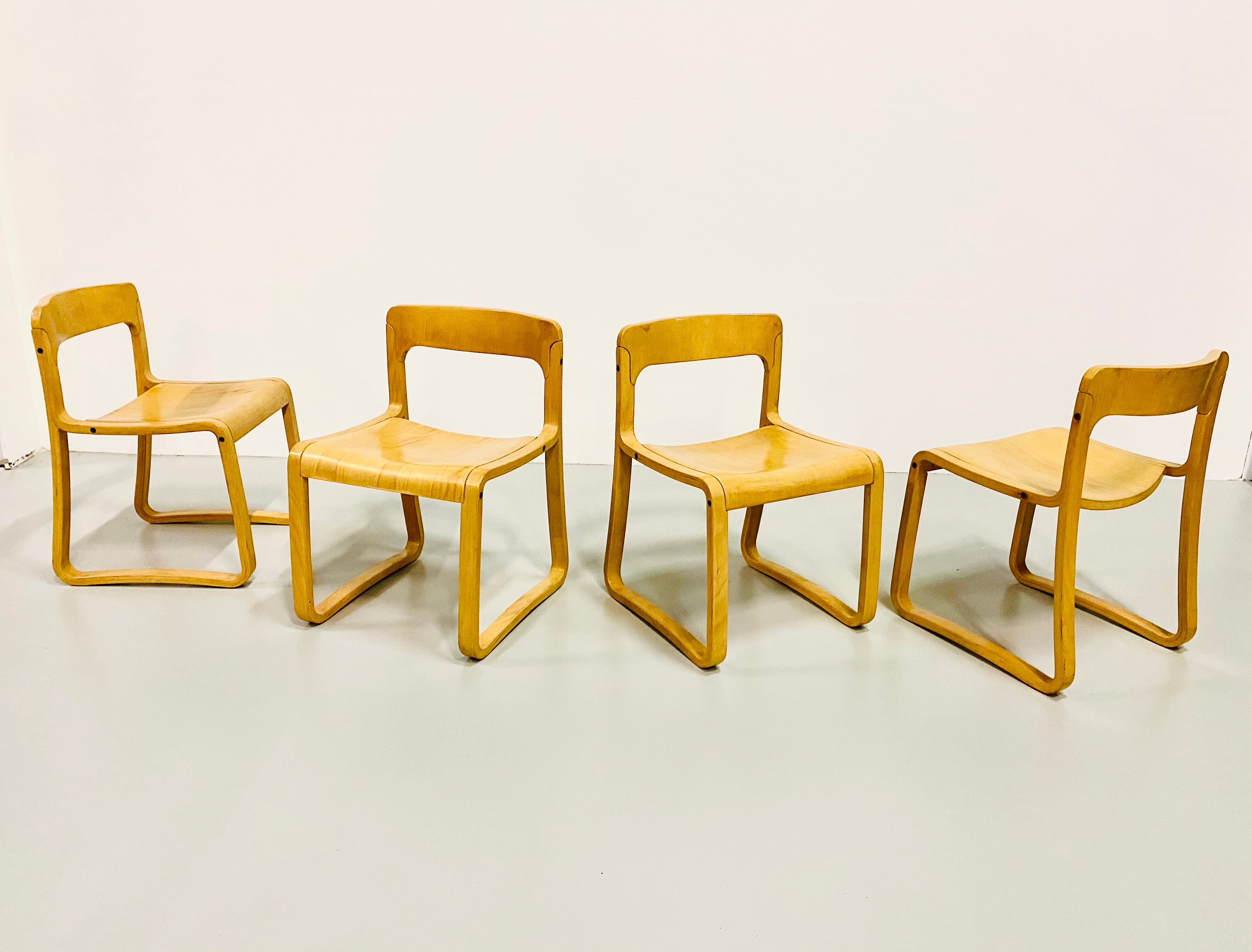 Lot de 4 chaises traîneau italiennes d'époque en hêtre contreplaqué moulé