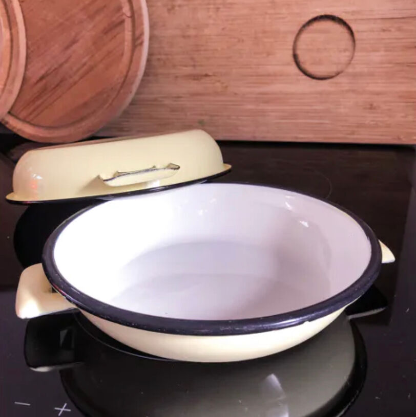 Duo of enamelled sheet metal frying pans