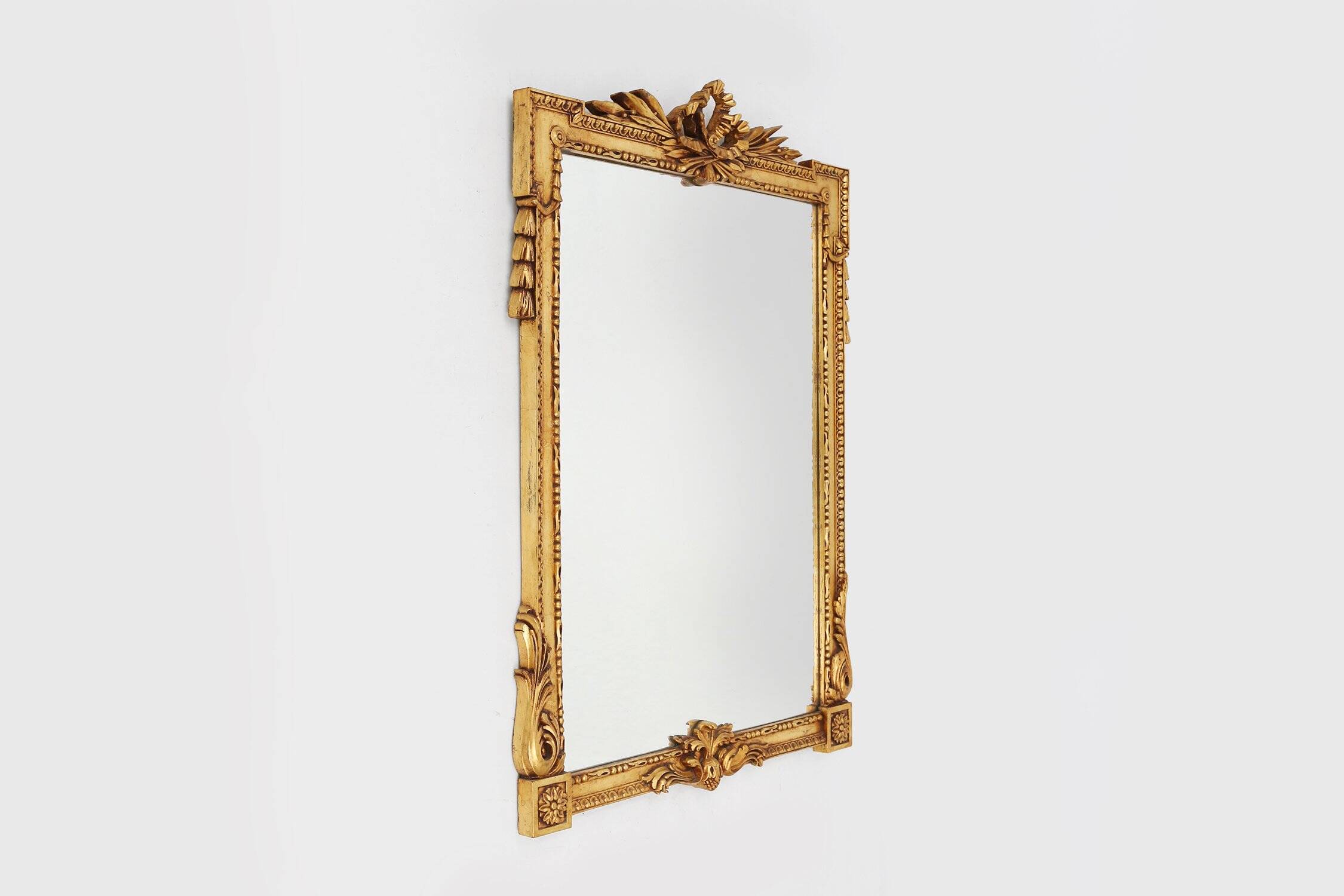 Miroir mural en bois sculpté doré baroque, Belgique années 1950