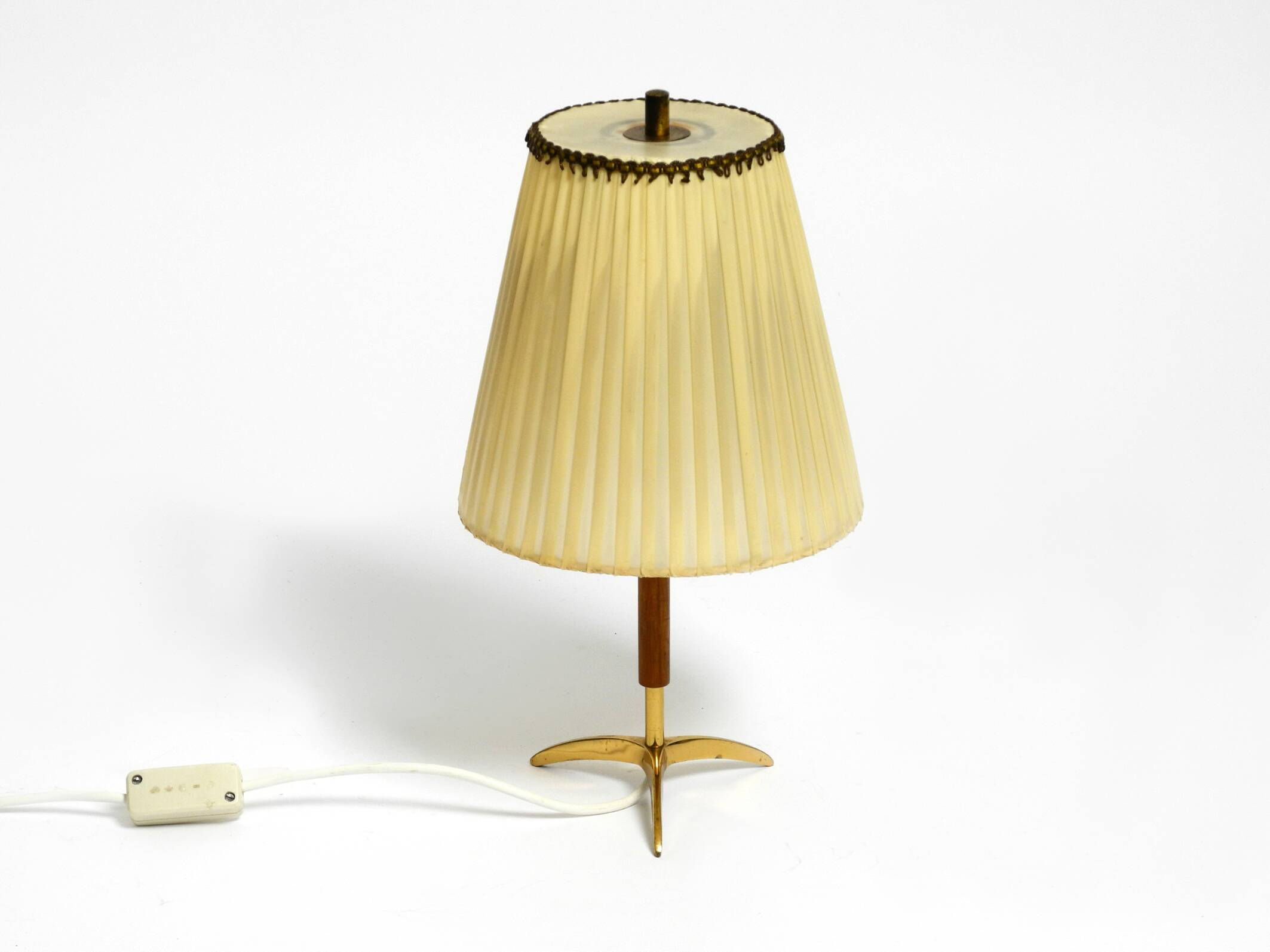 Lampe de table en laiton et teck par Kalmar, années 50