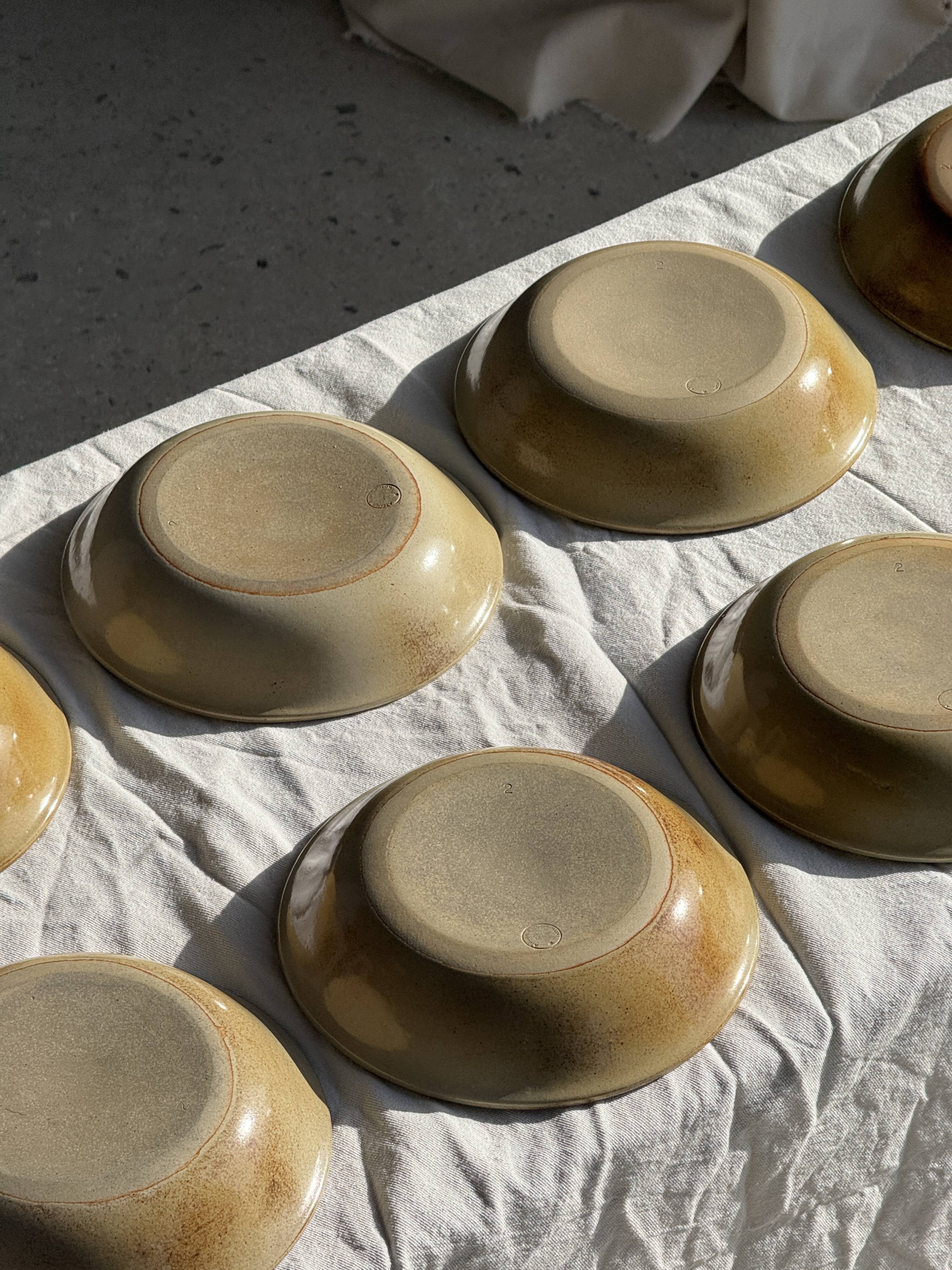 Set of 8 brown-rimmed stoneware deep plates Atelier Saint Simon D19.5