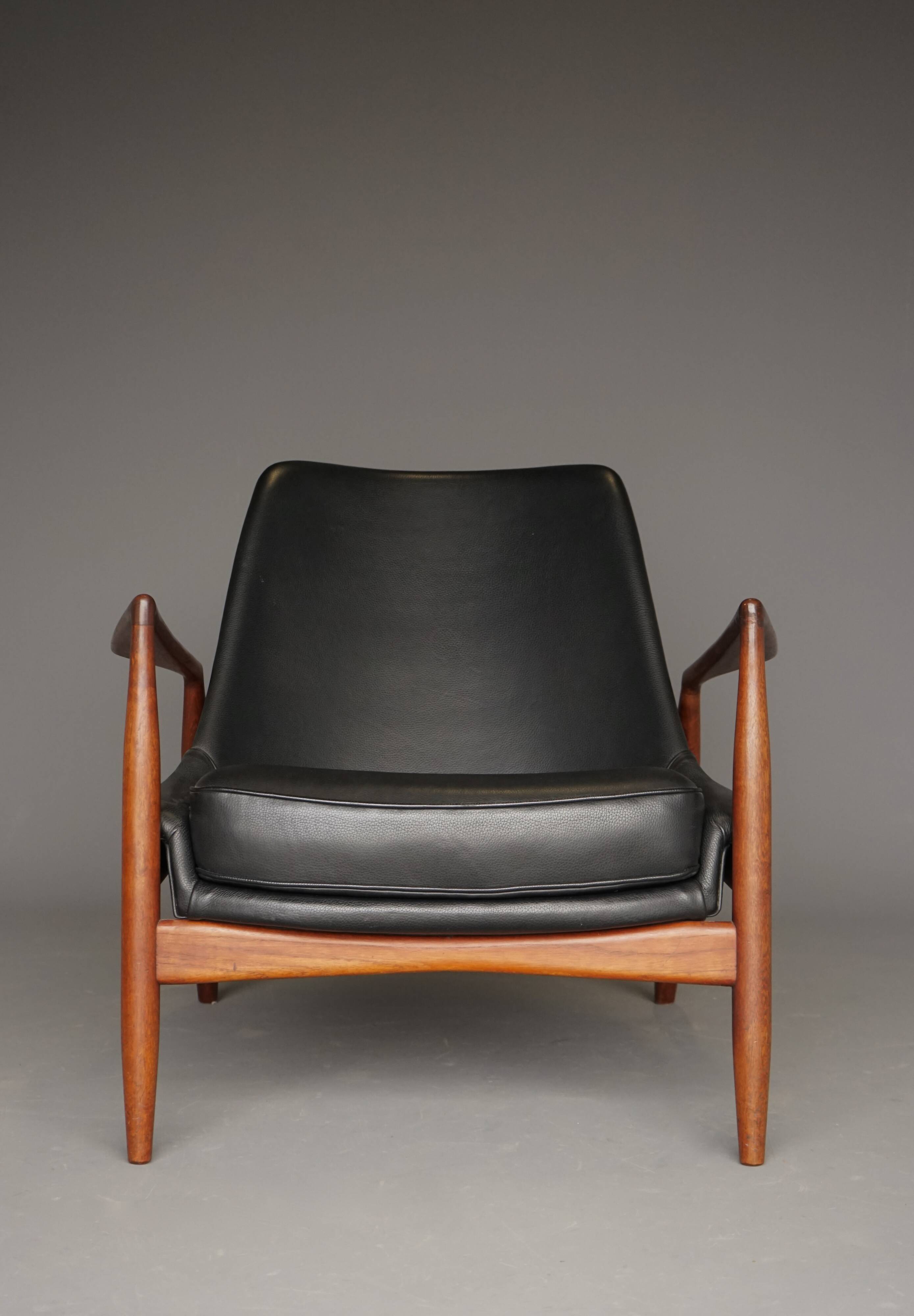 Fauteuil Seal en cuir et teck Ib Kofod-Larsen pour OPE, Suède, années 1960.
