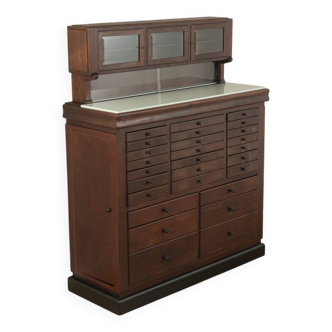 Cabinet dentaire des années 1920
