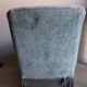 Fauteuil chauffeuse crapaud vintage en velours bleu à franges
