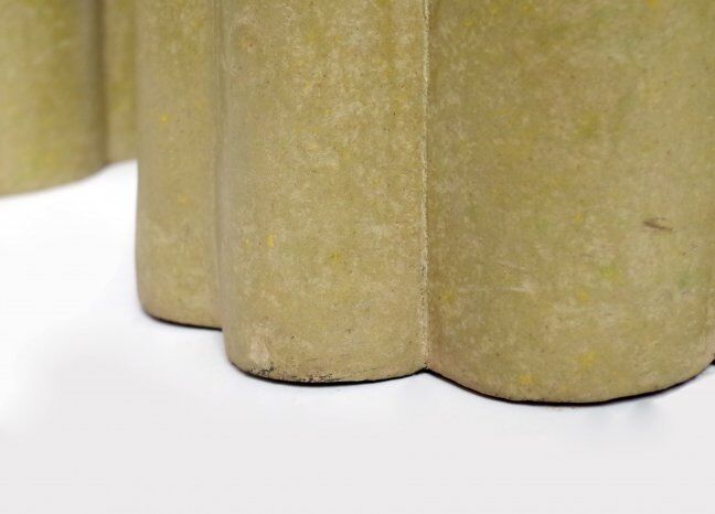 Paire de tabourets ou bouts de canapé en papier maché forme polylobée vert olive XXIème siècle