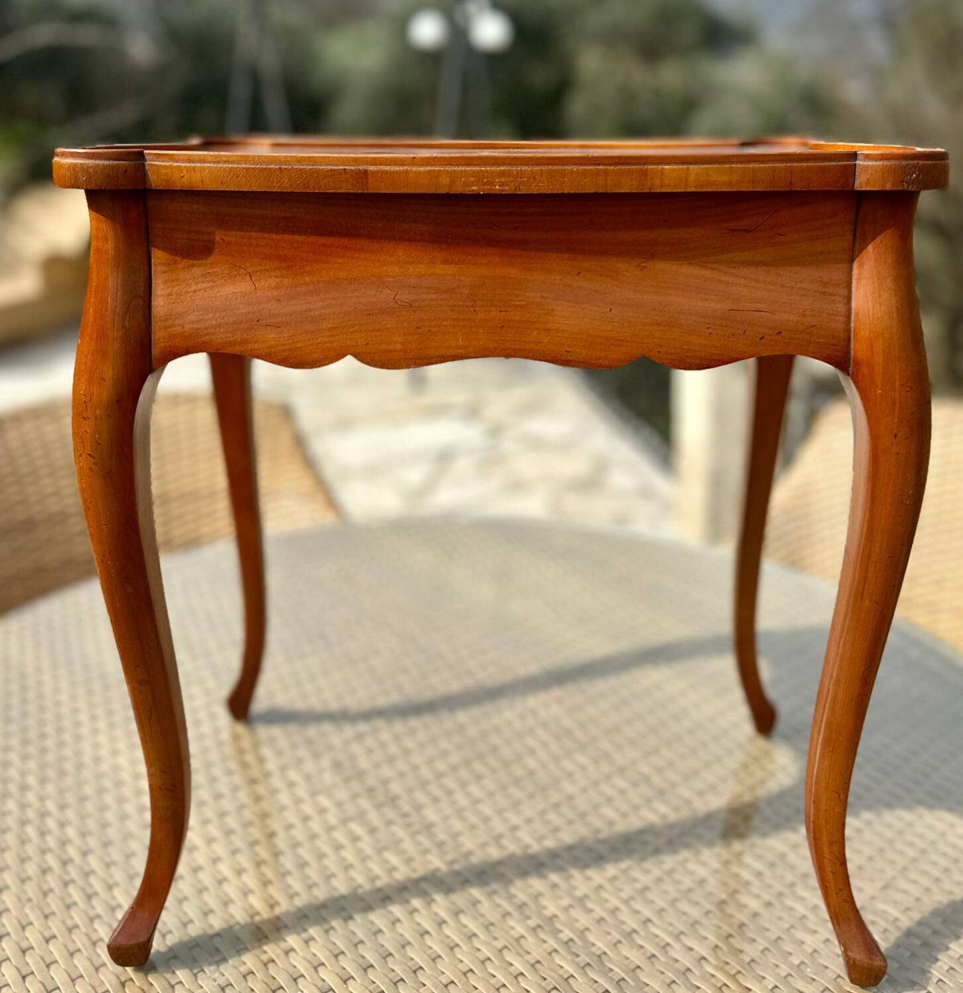 Small flying table in Louis XV style, 20th century.