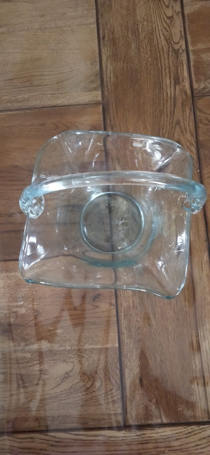 Decorative basket in glass paste