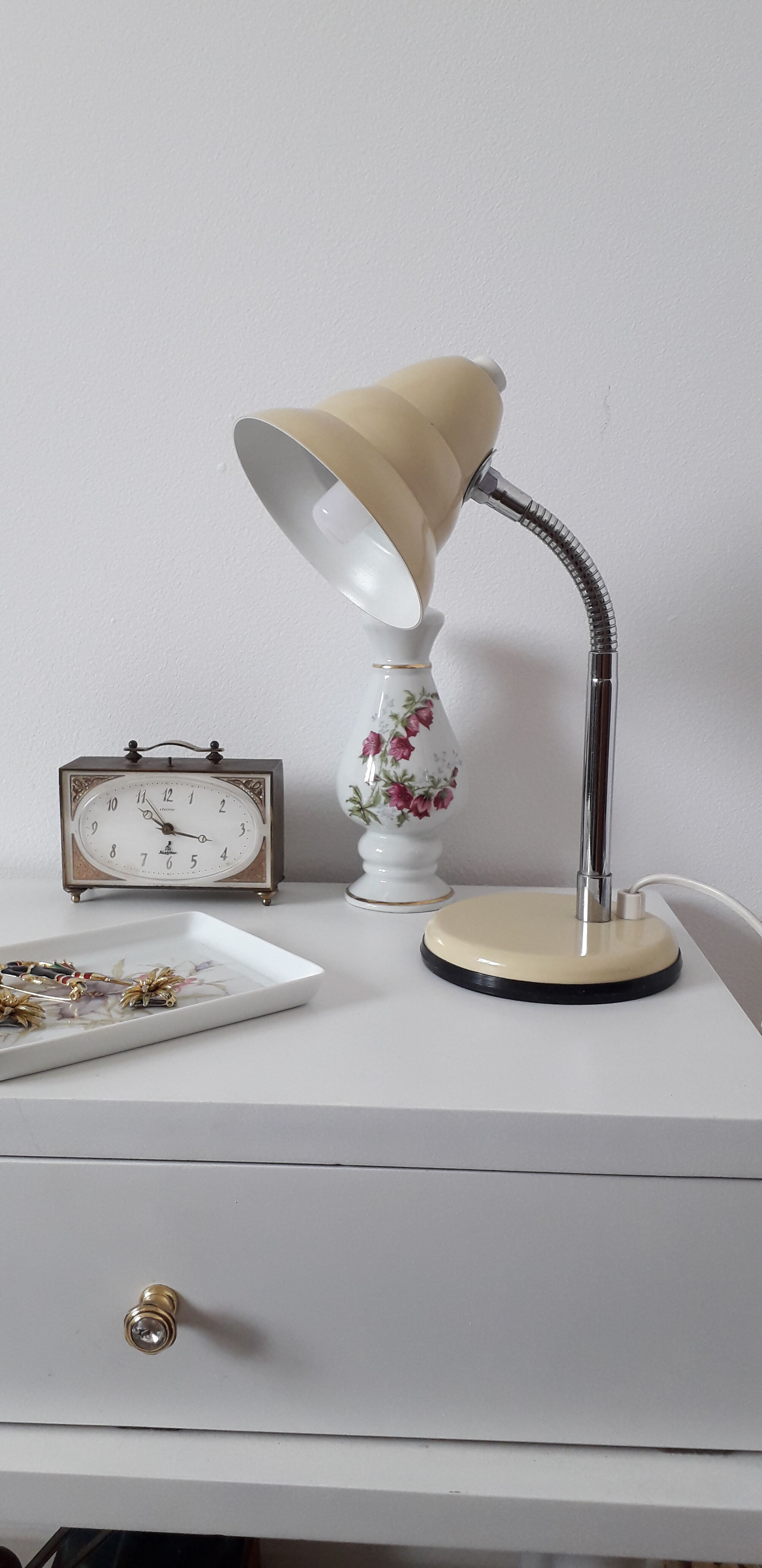 Articulated table lamp