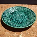Assiette en barbotine verte estampillée GIEN