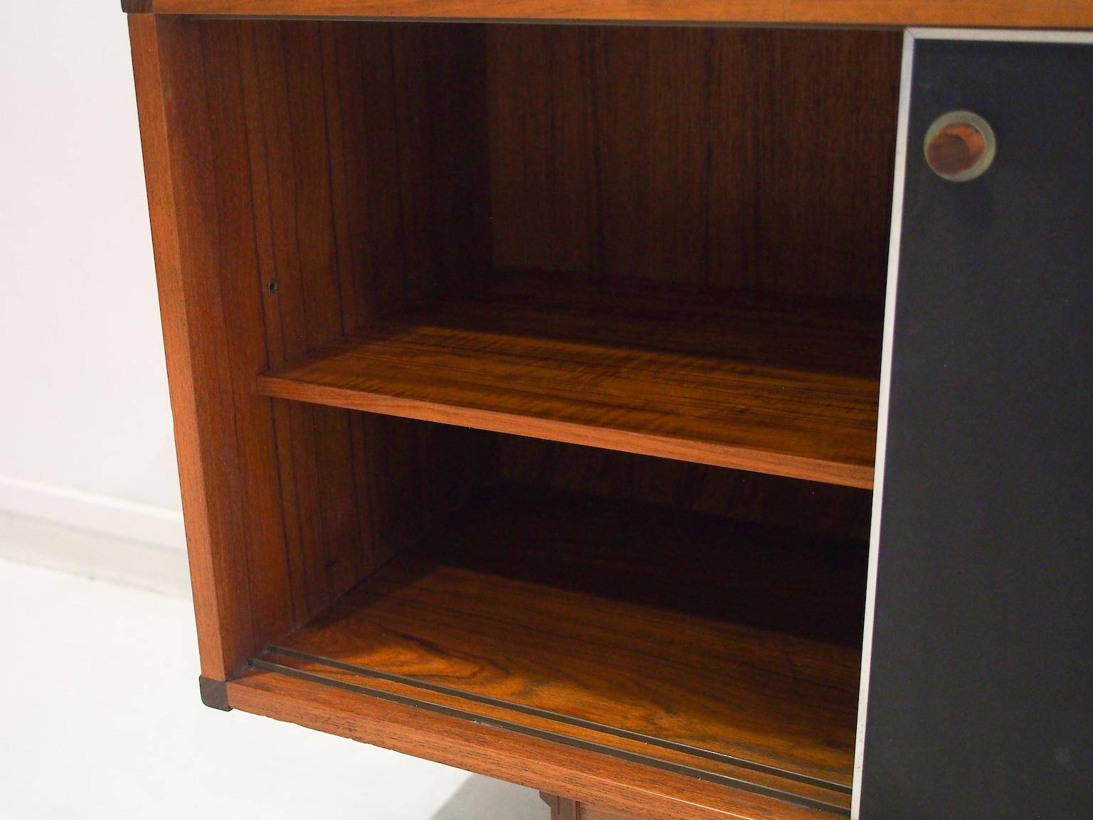 Enfilade en bois avec portes noires par George Coslin