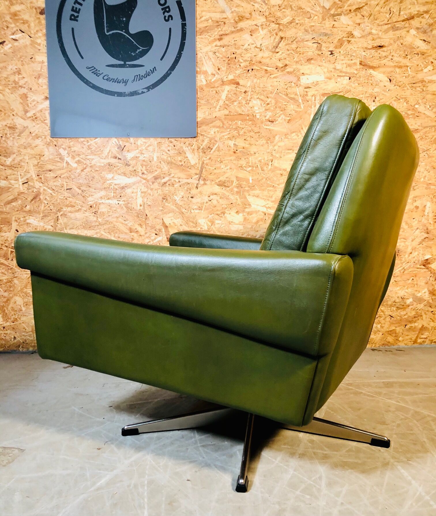 Fauteuil en cuir vert olive vintage danois Svend Skipper