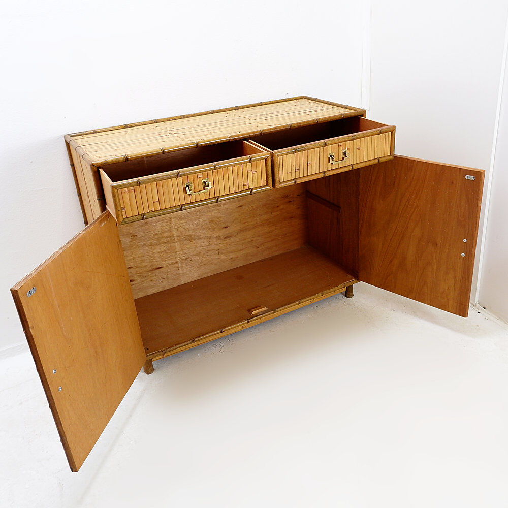 Commode en bambou avec 2 portes et 2 tiroirs - poignées en laiton, vers 1960.
