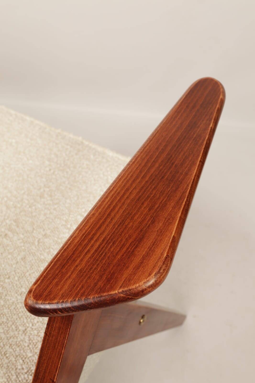 Fauteuil Bouclè de J. Chierowski, 1960 Pologne, Fauteuil en bois Design scandinave