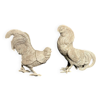 Objets de vitrine, deux sujets coq et poule métal XXème