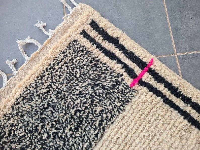 Handmade natural wool Berber rug size 1.5/2.5 m