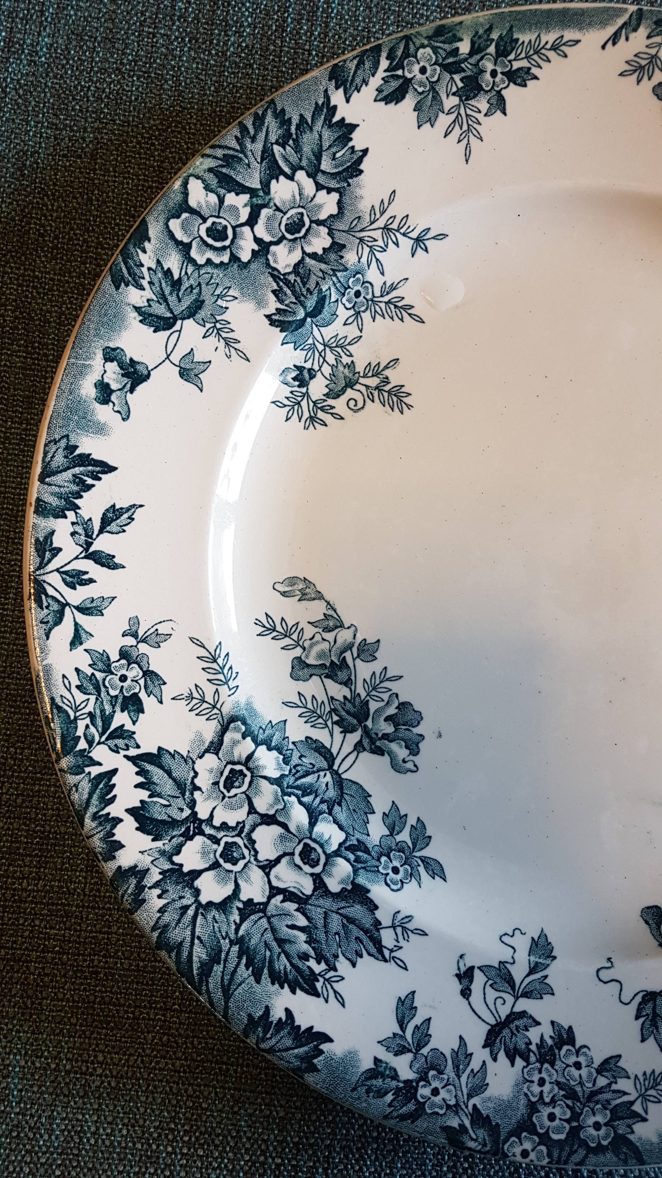 Round dish in earthenware decor Marie Louise
