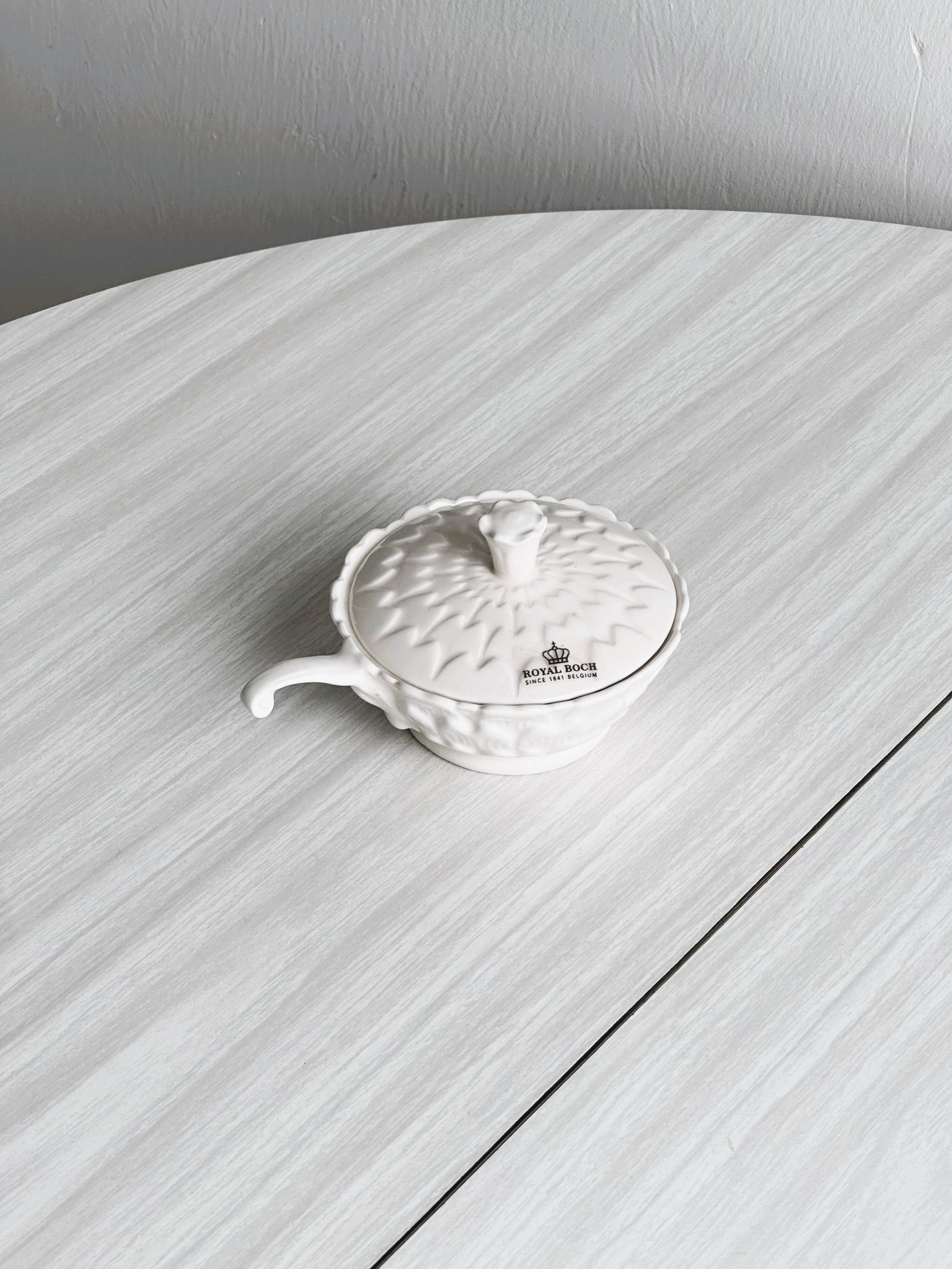 Sucrier ou boîte à condiments, porcelaine blanche