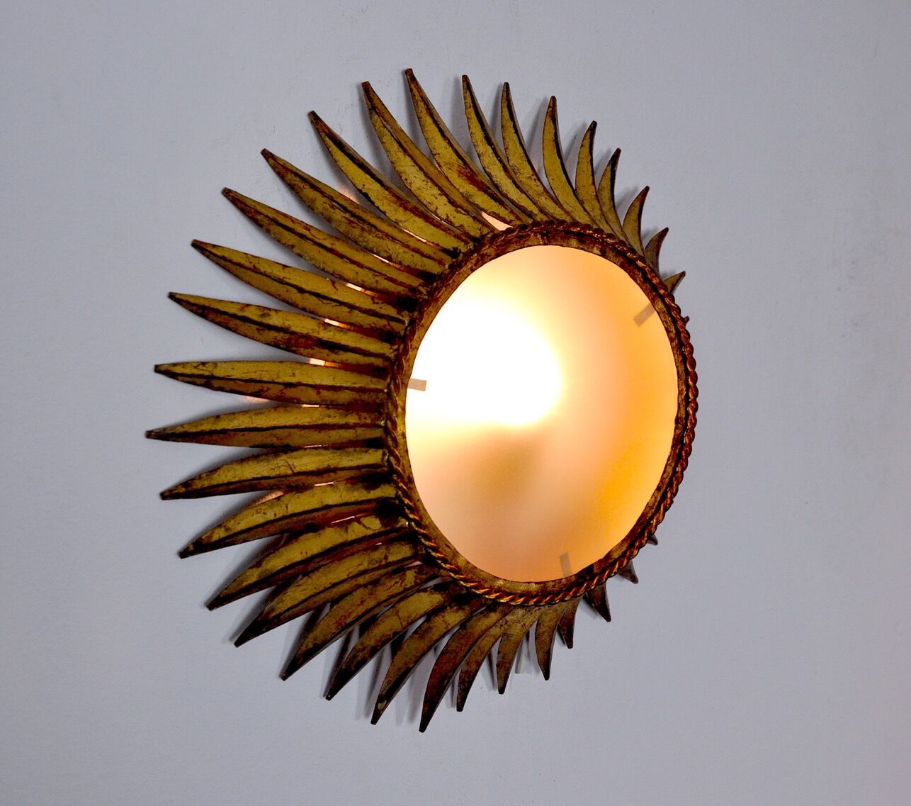 Applique soleil par Ferro Arte, métal et feuille d'or, espagne, 1960