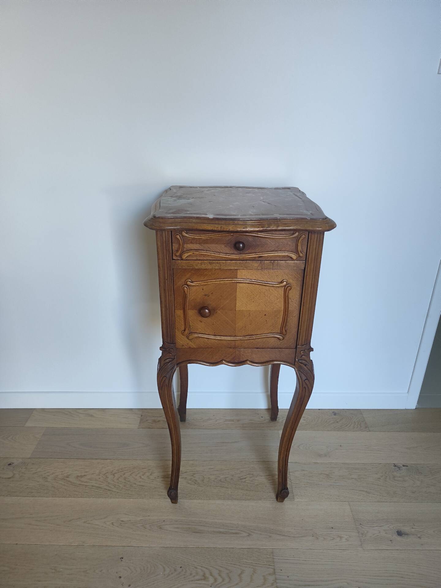 Table de nuit Louis XV avec marbre rouge