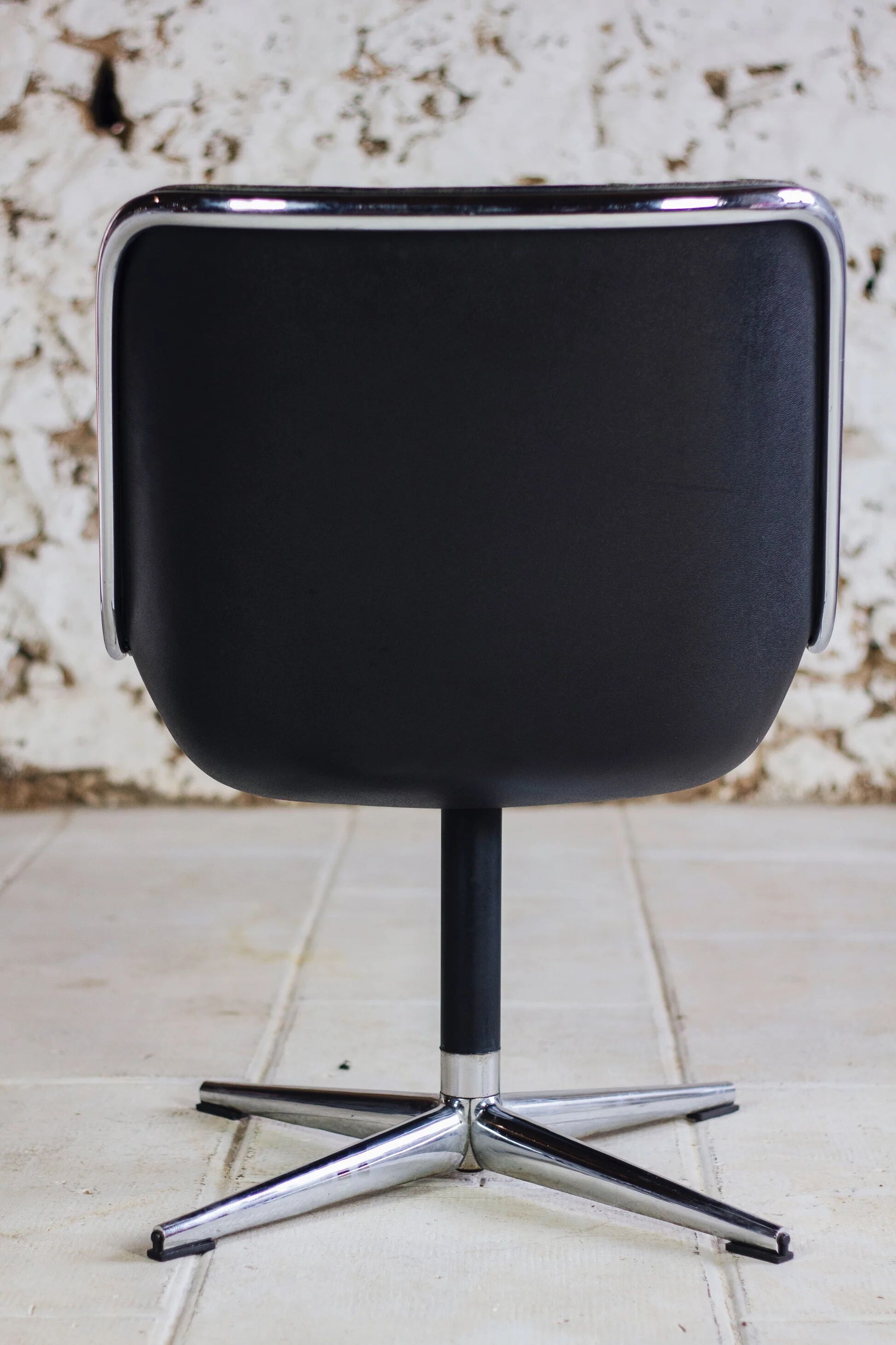 Black leather office chair by Charles Pollock for Knoll