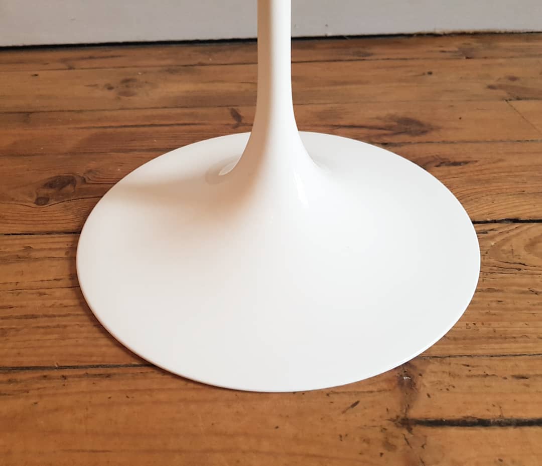 Table d’appoint en marbre de carrare conçue par Eero Saarinen Knoll