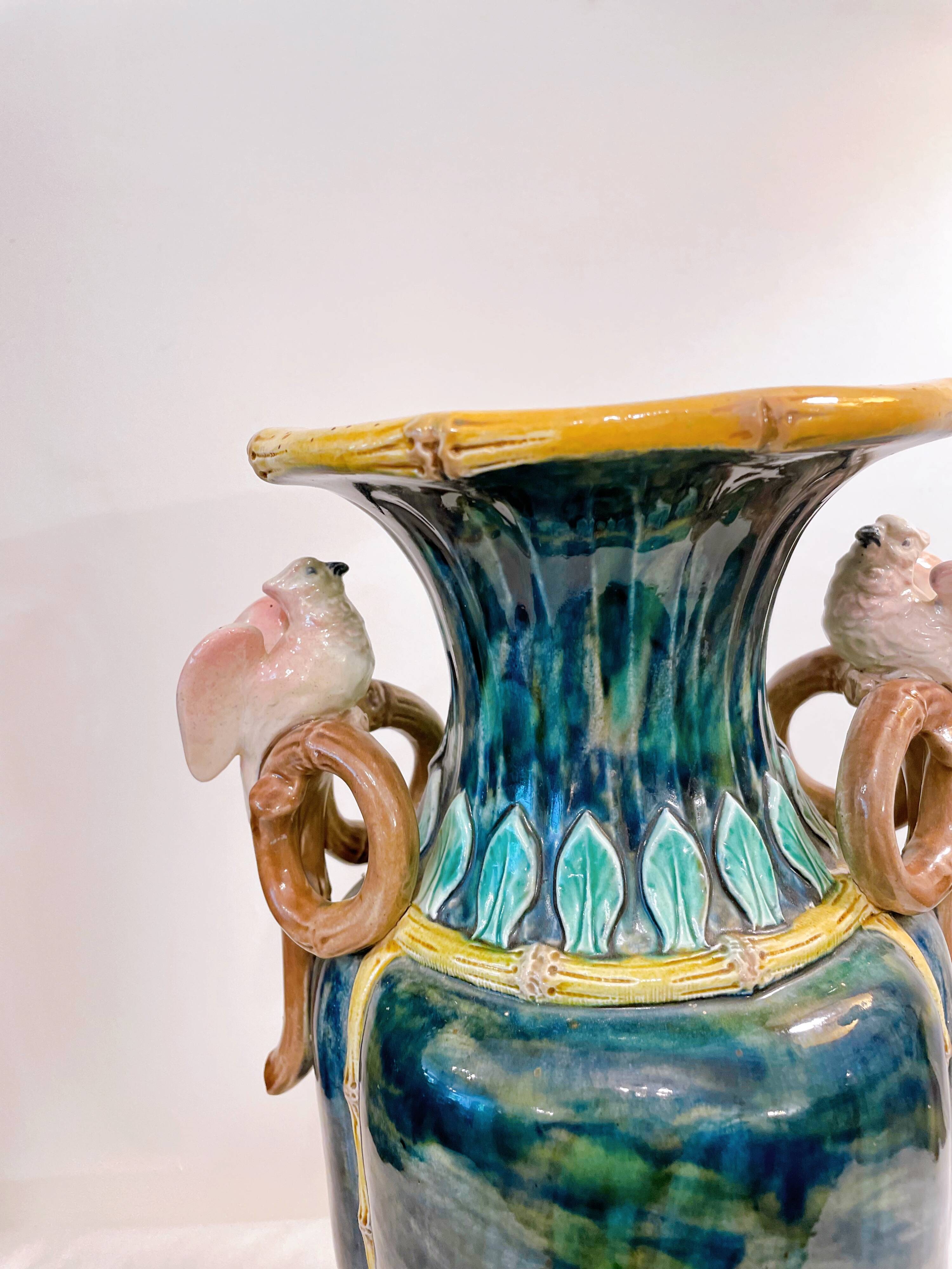 Vase en barbotine émaillée à décor d'oiseaux et bambou