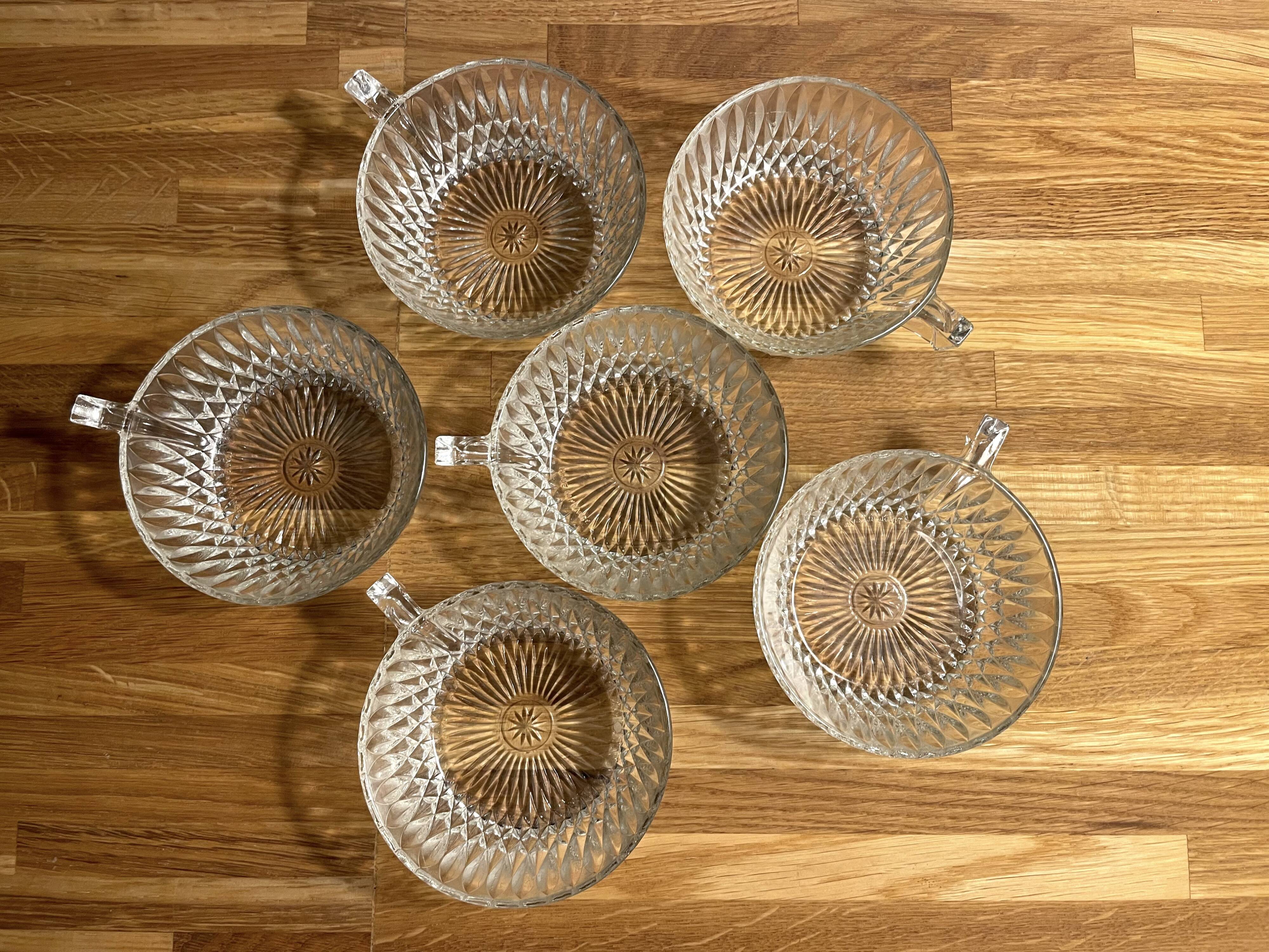 6 tasses à café en verre ciselé vintage en très bon état