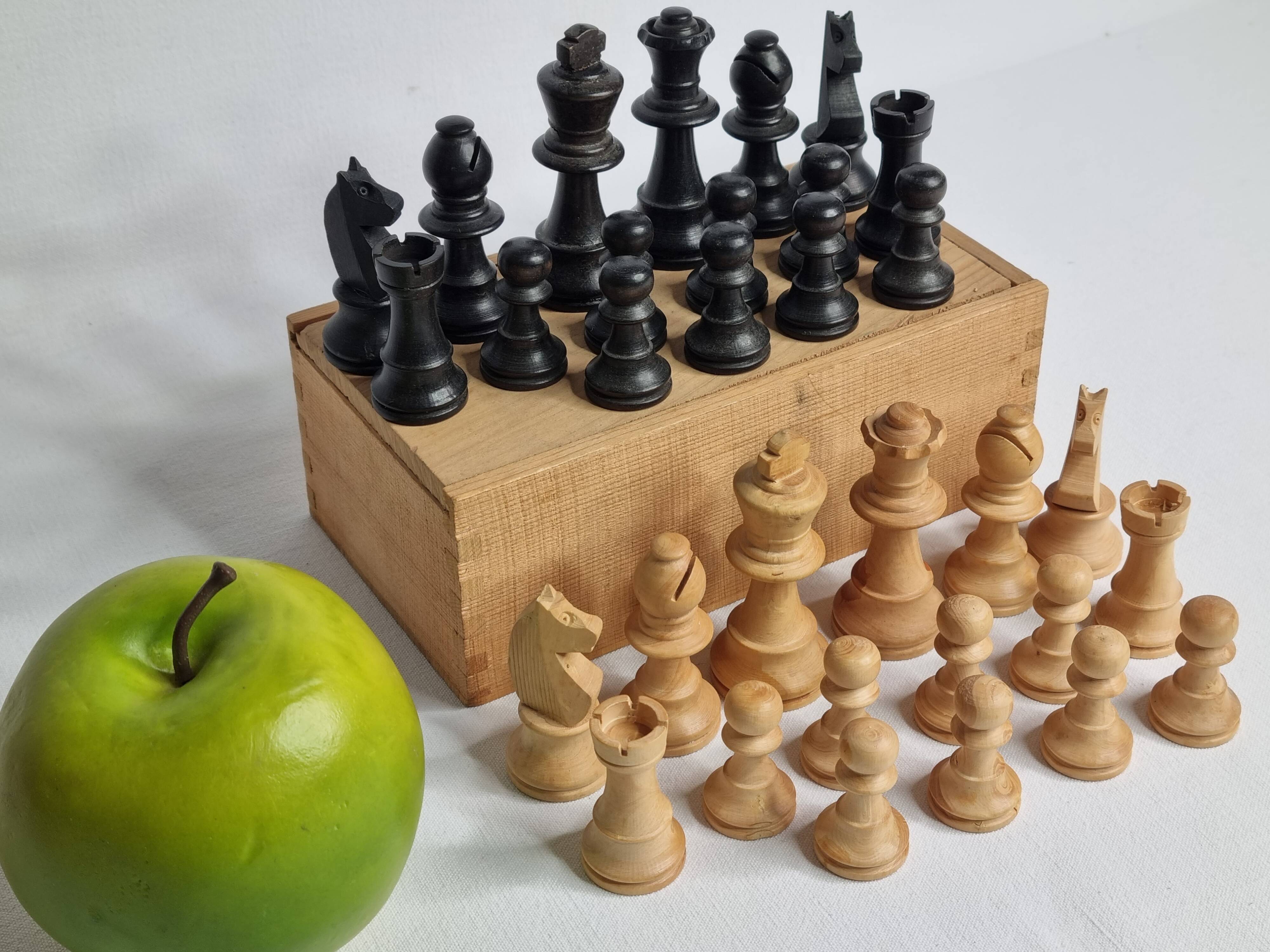 Antique Staunton Design Chess Set - Turned Wood Pieces (King 7cm)