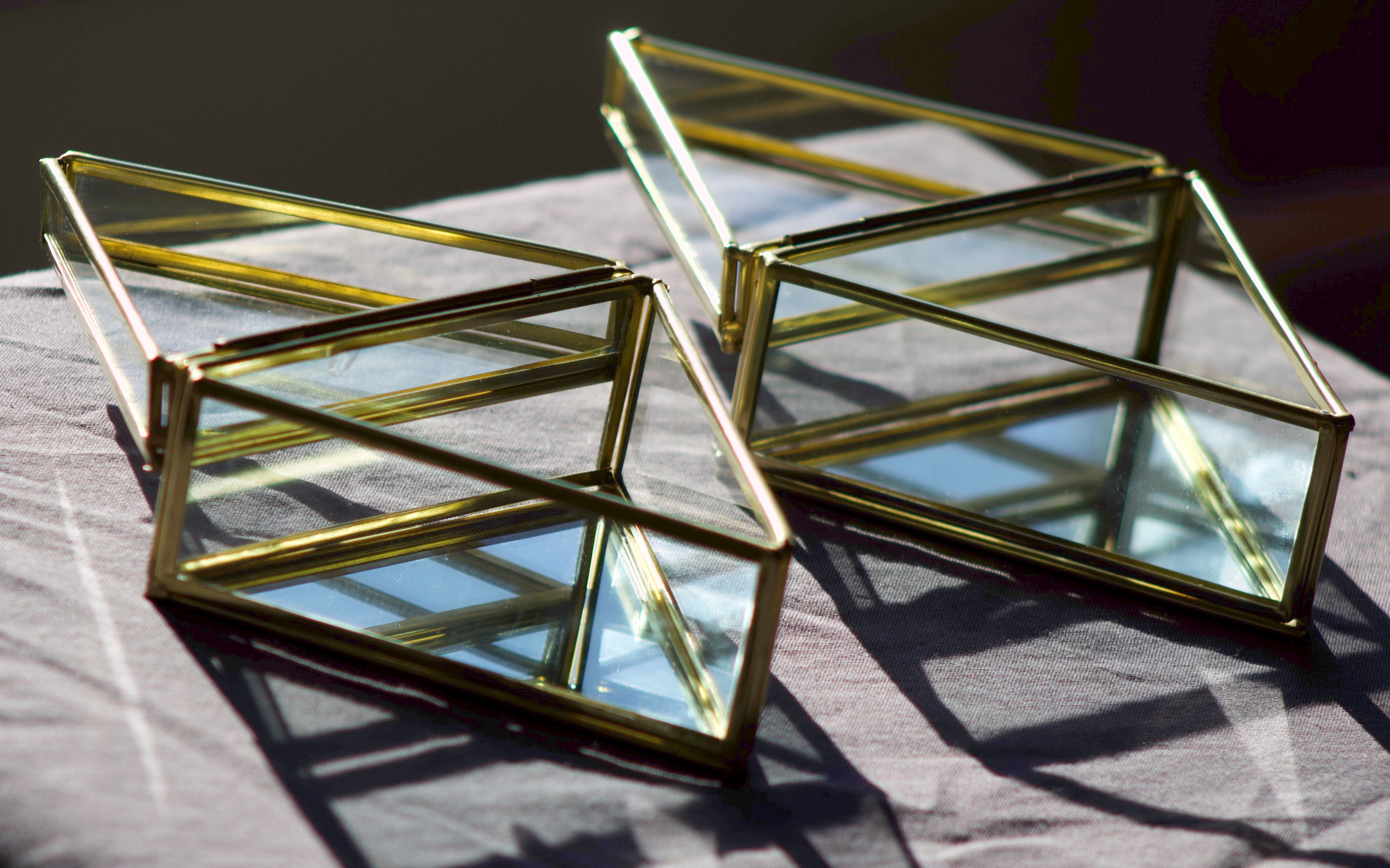 4 anciennes boites à bijoux en verre, laiton et miroir