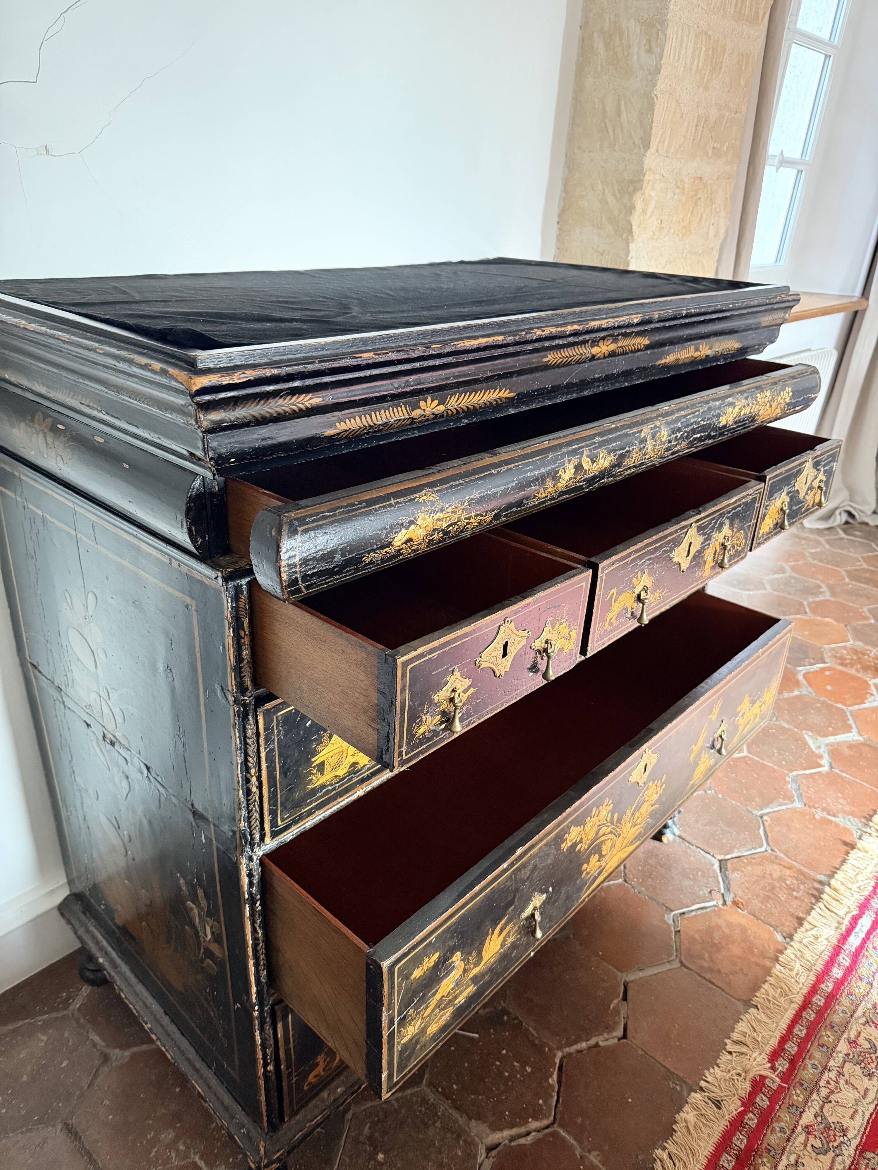 black English commode with gold decoration, Asian inspiration