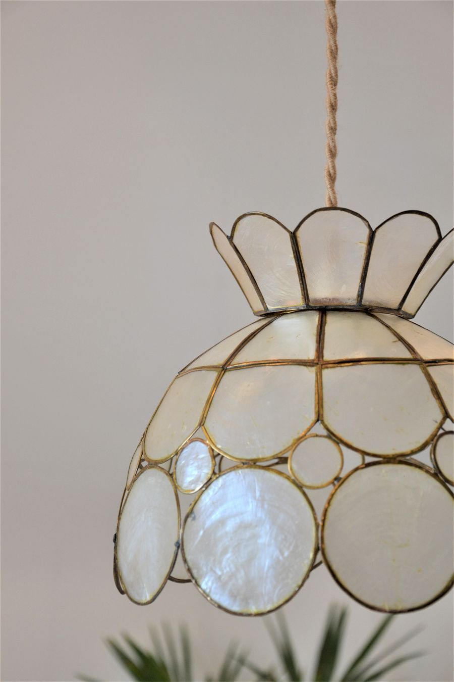 Small suspension in mother-of-pearl and brass flower shape -