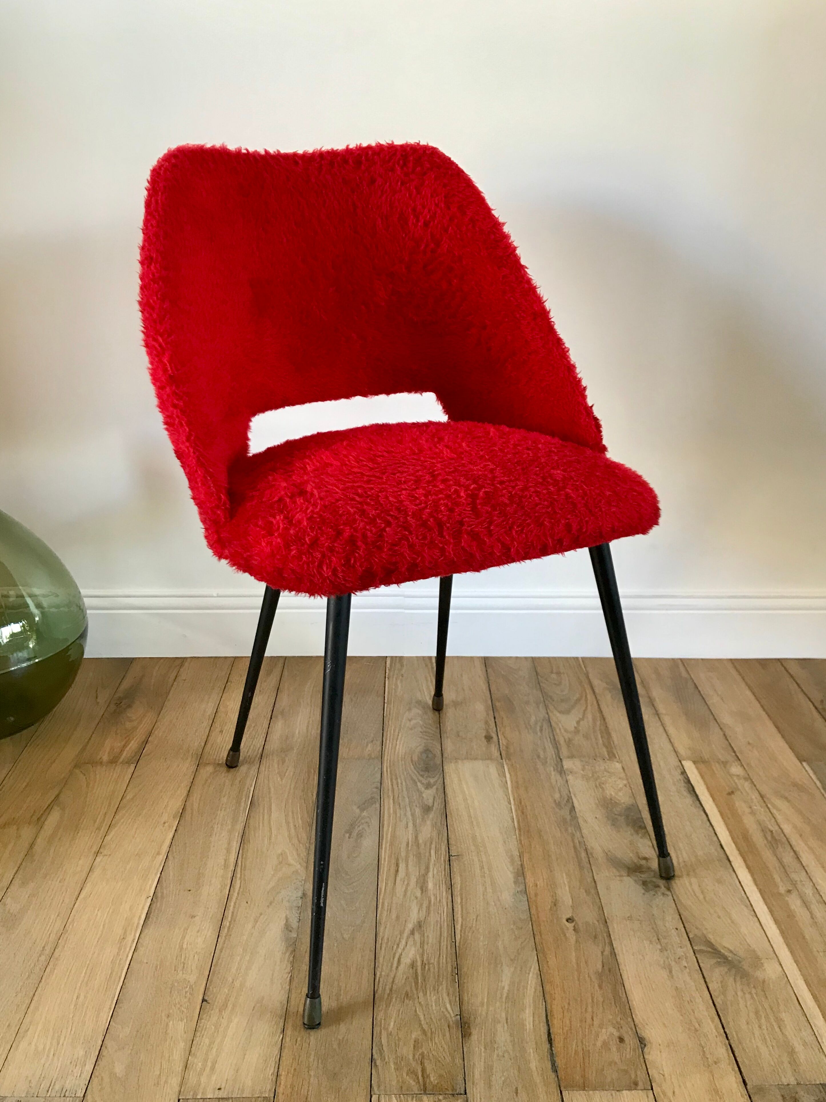 Chaise moumoute rouge pieds compas vintage années 50-60