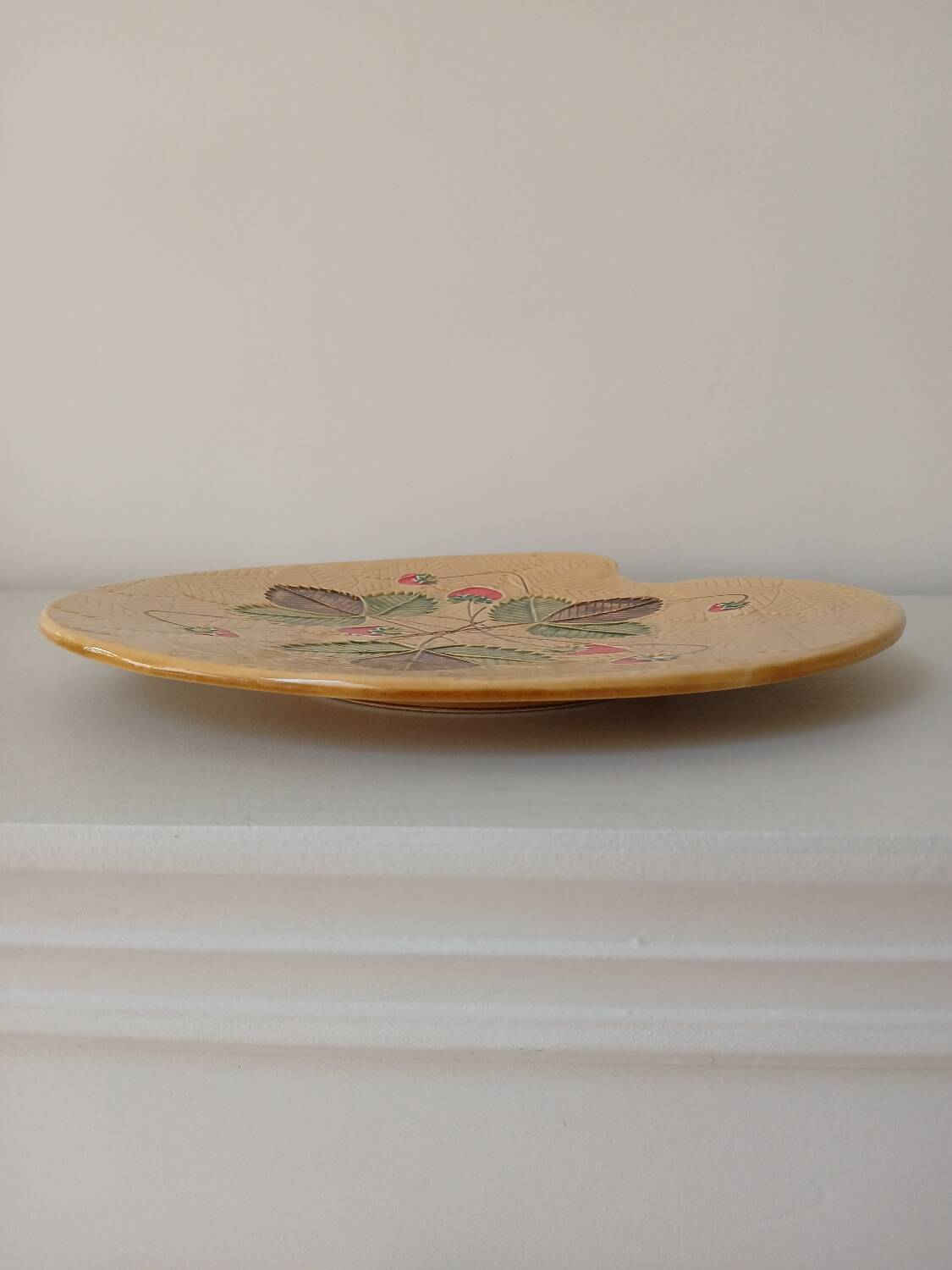 Strawberry pattern slip dish