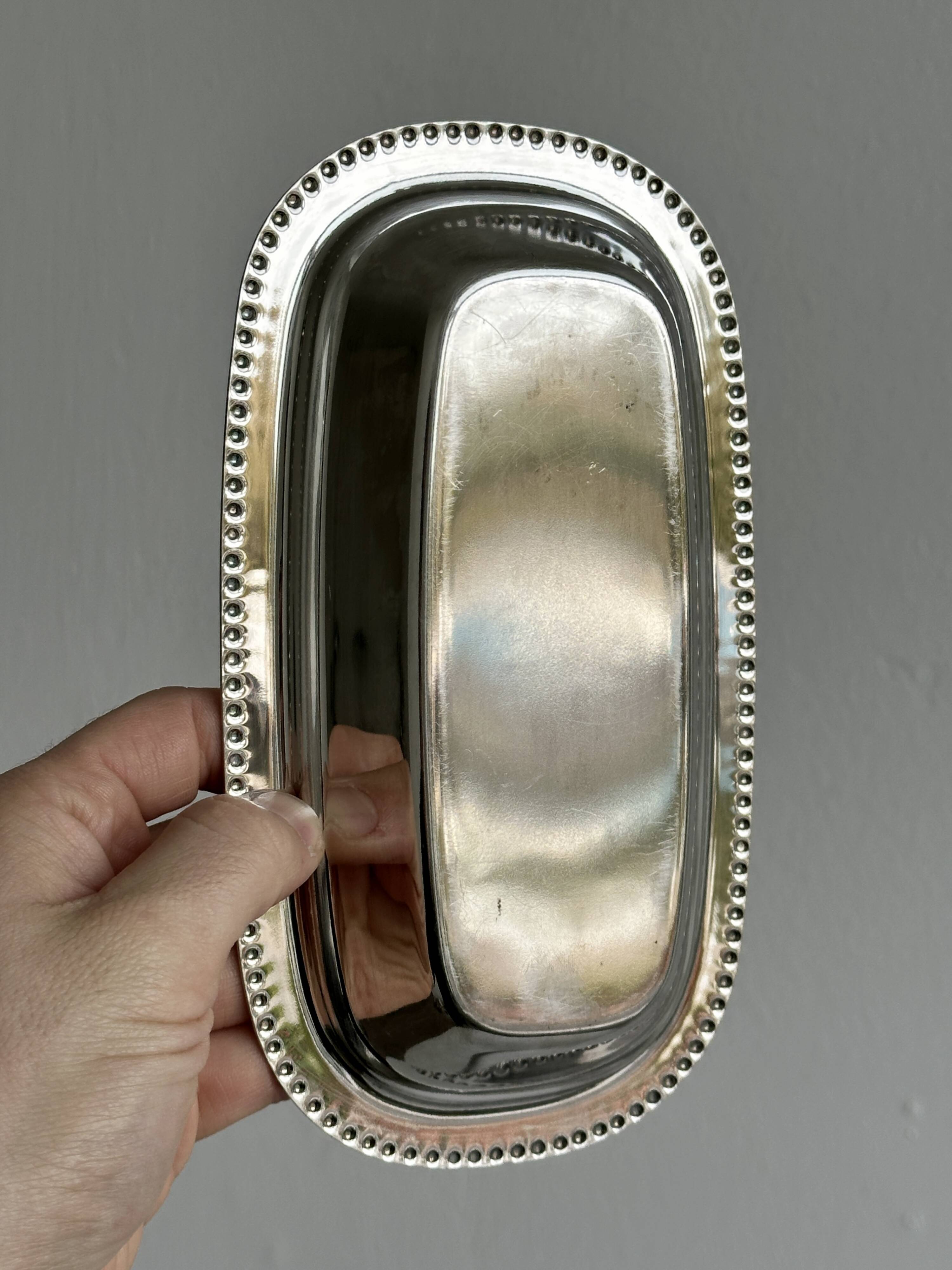 petite coupelle en métal léger brillant