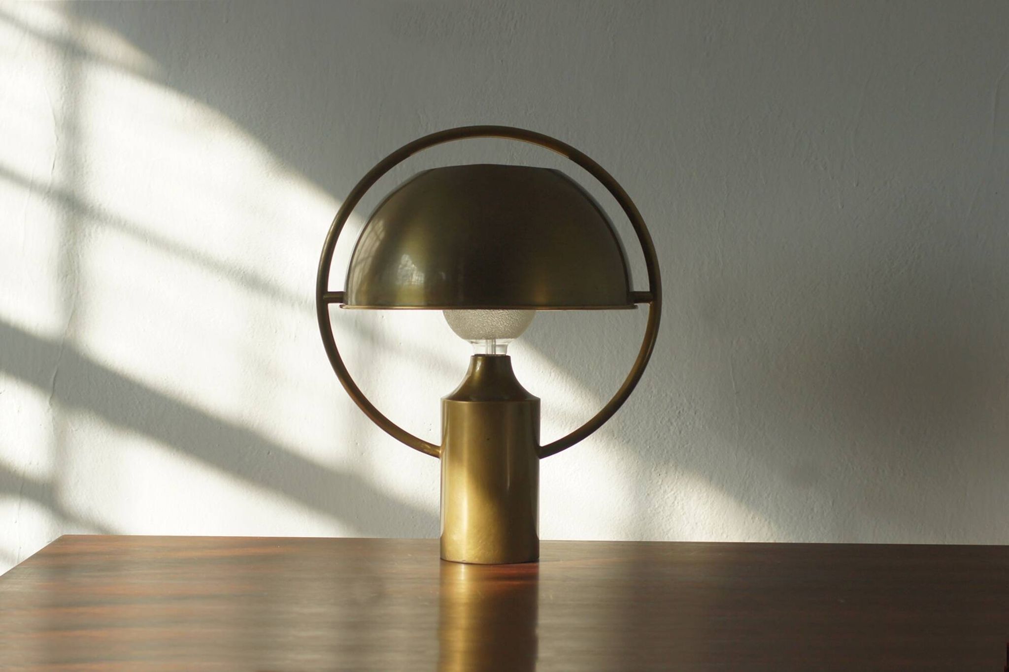 Lampe de table en laiton design Florian Schulz, années 1970.