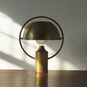 Lampe de table en laiton design Florian Schulz, années 1970.
