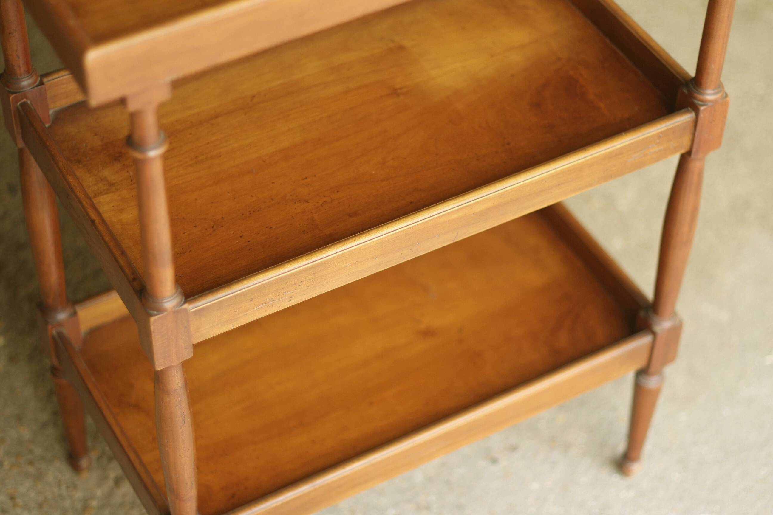 Dessert or side table in cherry wood. Excellent condition.