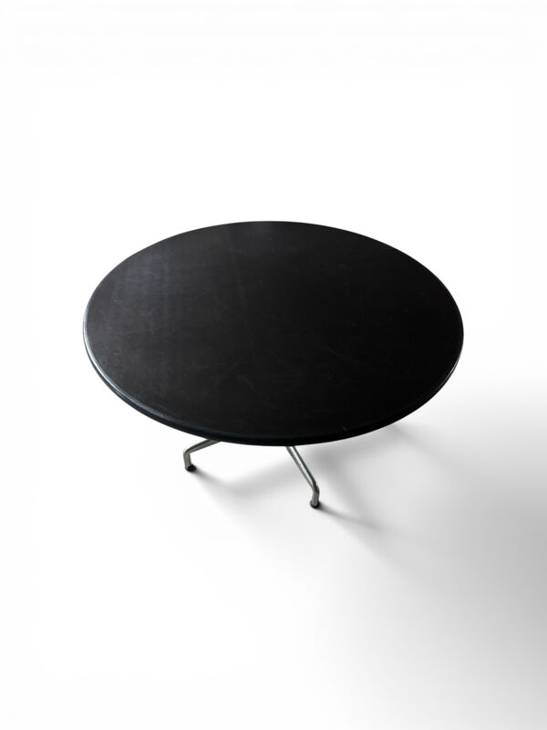 Table “Segmented” par Charles & Ray Eames pour Vitra